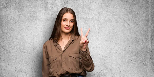 Giovane Donna Caucasica Mostra Numero Due — Foto Stock