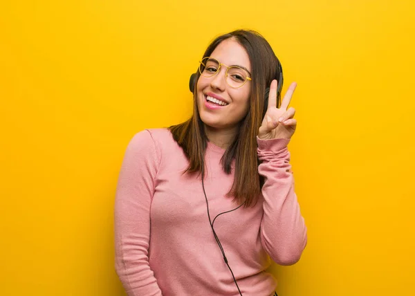 Ung Söt Kvinna Lyssnar Musik Kul Och Glad Gör Gest — Stockfoto