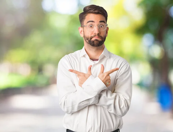 Joven Hombre Negocios Guapo Decidir Entre Dos Opciones — Foto de Stock