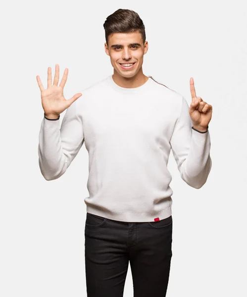 Jovem Homem Autêntico Mostrando Número Seis — Fotografia de Stock