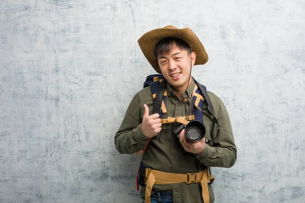 Jovem Explorador Chinês Homem Segurando Uma Câmera Sorrindo Levantando Polegar — Fotografia de Stock