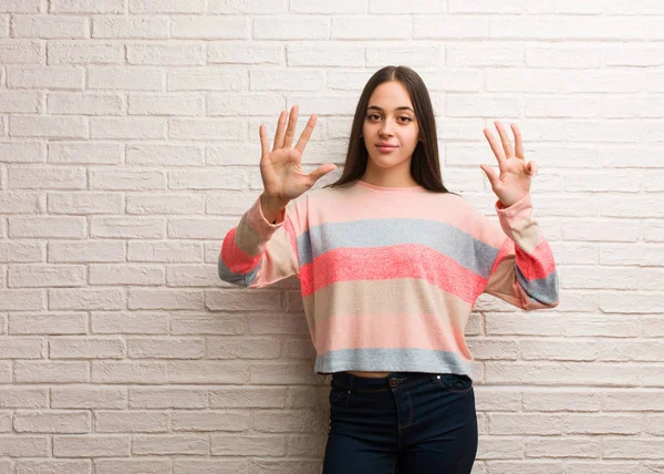 Jonge Moderne Vrouw Toont Nummer Negen — Stockfoto