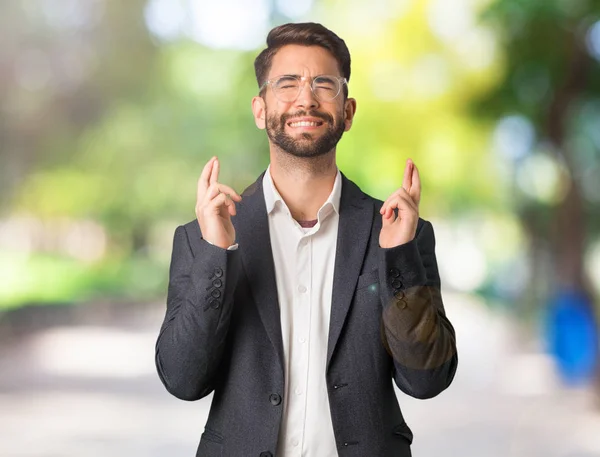 Ung Snygg Business Man Korsning Fingrar För Att Tur — Stockfoto