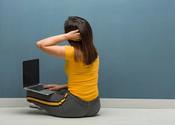 Молодая Женщина Сидящая Полу Ноутбуком Сзади Думает — стоковое фото