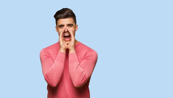 Joven Hombre Divertido Gritando Algo Feliz Frente —  Fotos de Stock