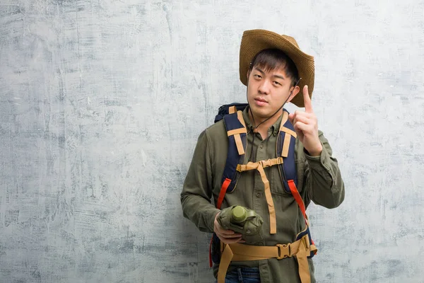 Jovem Explorador Chinês Homem Mostrando Número — Fotografia de Stock