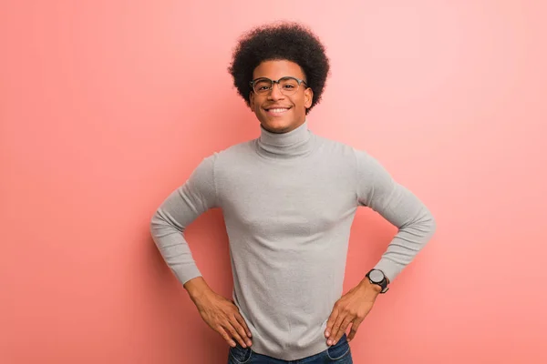 Joven Afroamericano Sobre Una Pared Rosa Con Las Manos Las — Foto de Stock