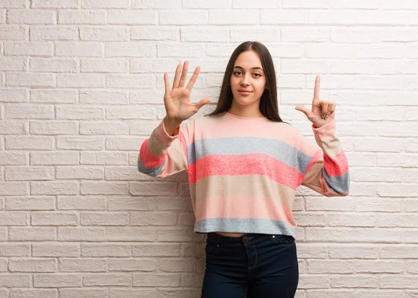 Young Modern Woman Showing Number Seven — Stock Photo, Image