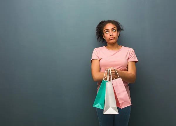 Jovem Negra Cansada Entediada Ela Está Segurando Sacos Compras — Fotografia de Stock