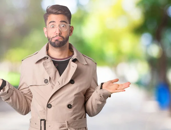 Joven Vistiendo Gabardina Confusa Dudosa — Foto de Stock