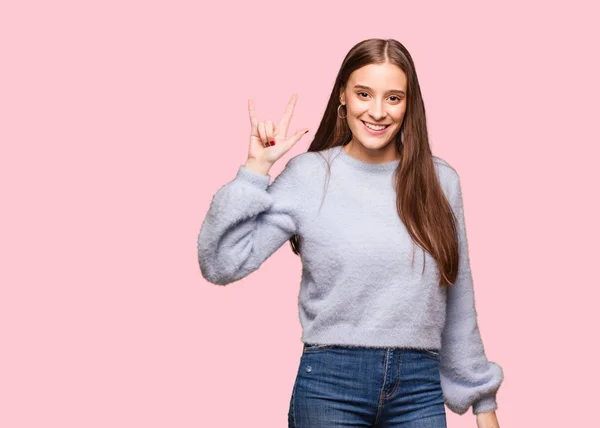 Joven Mujer Caucásica Haciendo Gesto Roca — Foto de Stock