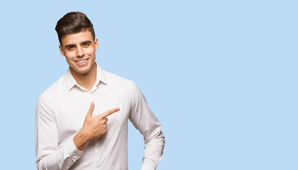 Joven Hombre Fresco Negocios Sonriendo Señalando Lado —  Fotos de Stock