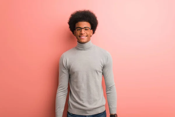 Joven Afroamericano Hombre Sobre Una Pared Rosa Alegre Con Una — Foto de Stock