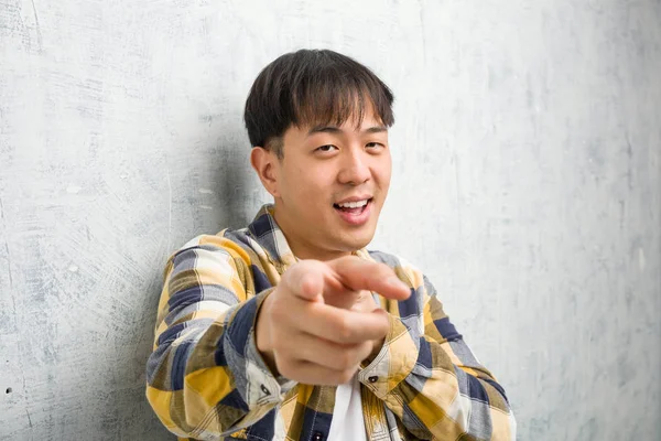 Jonge Chinese Man Face Close Wijzend Naar Zijkant Met Vinger — Stockfoto