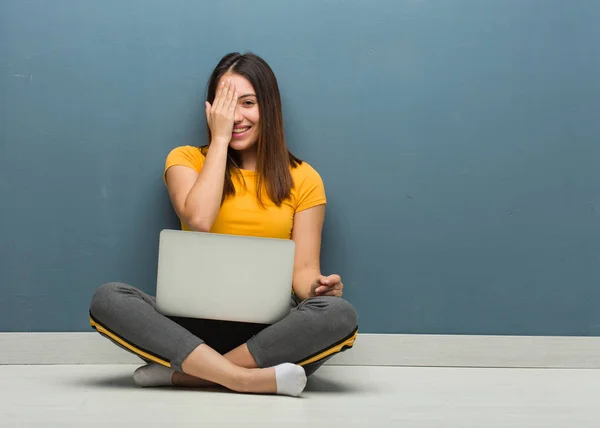 Молодая Женщина Сидящая Полу Ноутбуком Крича Счастливые Закрывающие Лицо Рукой — стоковое фото