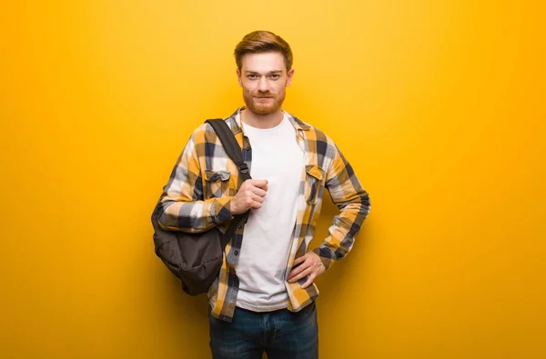 Mladý Zrzka Student Muž Rukama Bok — Stock fotografie