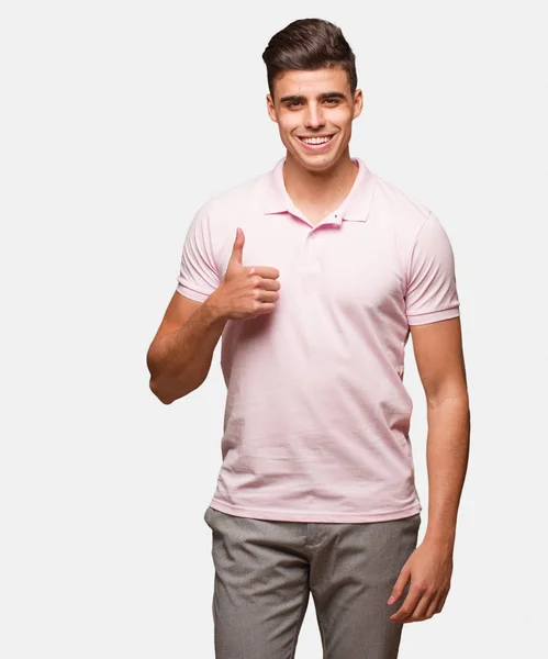 Jovem Homem Bonito Sorrindo Levantando Polegar — Fotografia de Stock