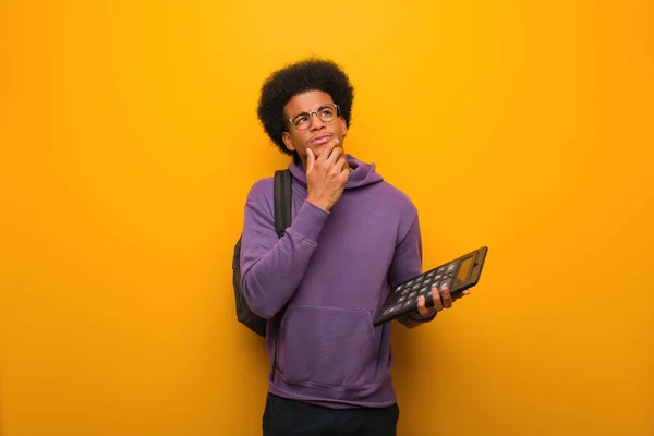 Jovem Estudante Afro Americano Segurando Uma Calculadora Duvidosa Confusa — Fotografia de Stock
