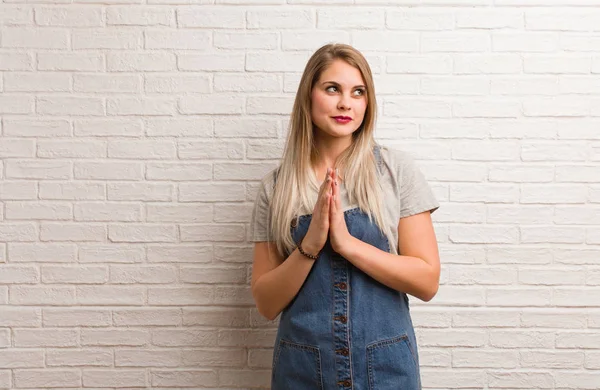 Joven Mujer Hipster Rusa Ideando Plan — Foto de Stock