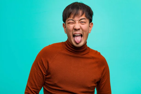 Joven Chino Hombre Divertido Amable Mostrando Lengua —  Fotos de Stock
