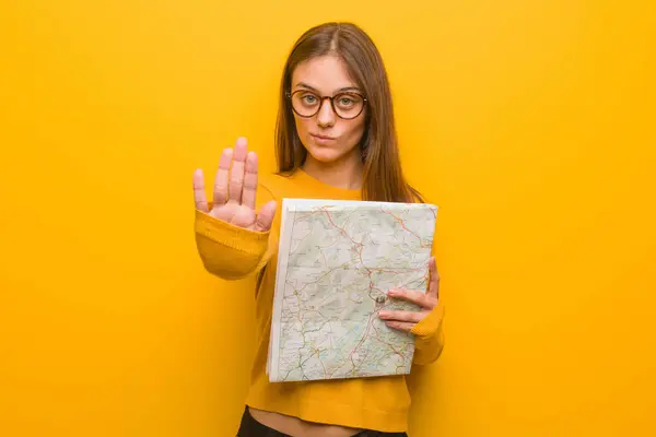 Joven Mujer Bastante Caucásica Poniendo Mano Frente Ella Tiene Mapa — Foto de Stock