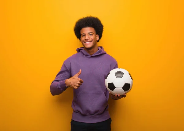 Joven Afroamericano Deportista Sosteniendo Una Pelota Fútbol Sonriendo Levantando Pulgar — Foto de Stock