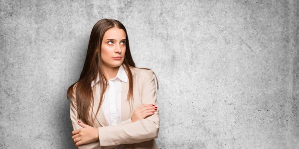 Junge Kaukasische Geschäftsfrau Müde Und Gelangweilt — Stockfoto