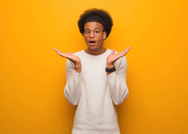 Jovem Homem Afro Americano Sobre Uma Parede Laranja Surpreso Chocado — Fotografia de Stock