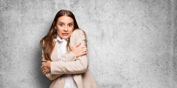 Giovane Donna Affari Caucasica Raffreddarsi Causa Della Bassa Temperatura — Foto Stock