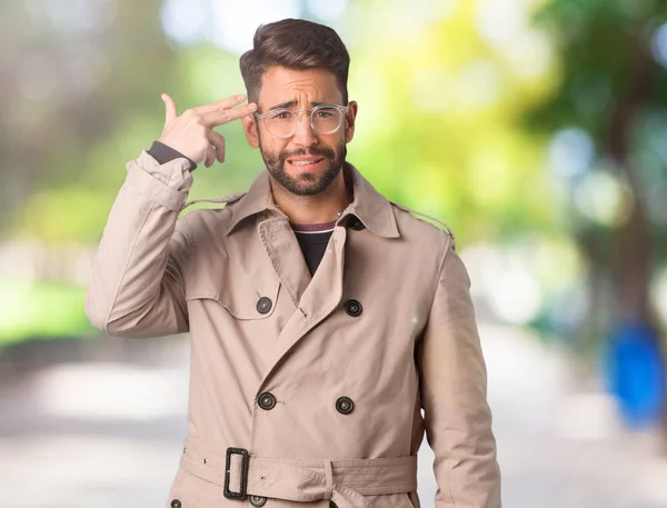 Ung Man Bär Trenchcoat Gör Självmord Gest — Stockfoto