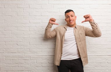 Genç latin adam işaret ediyor, örnek olarak