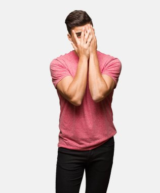 Bir şey göstermek için yukarıyı genç yakışıklı adam şaşırttı