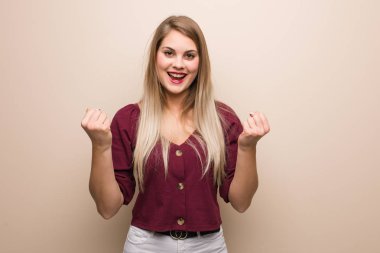 Genç Rus kadın sürpriz ve şok