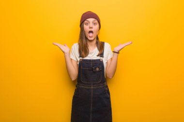 Genç hipster kadın sürpriz ve şok