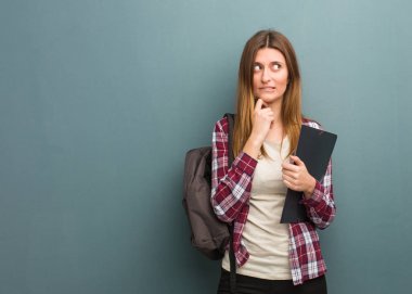 Genç öğrenci Rus kadın düşünme hakkında bir fikir