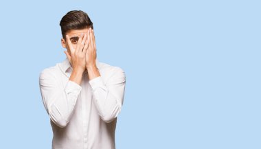 Genç iş cool adam endişeli ve korkmuş hissediyor