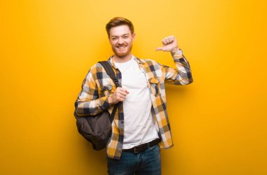 Genç kızıl saçlı öğrenci parmak işareti yapıyor, örnek olarak...