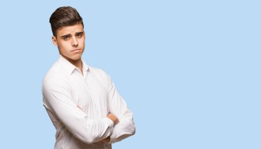 Tam karşıda görünen genç iş serin adam