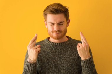 Genç kızıl saçlı adam şans dilemek için şans diliyor.