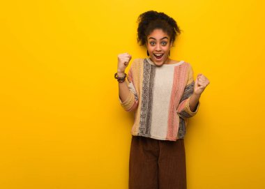 Mavi gözleri ile genç siyah Afrikalı Amerikalı kız çok öfkeli ve agresif çığlık