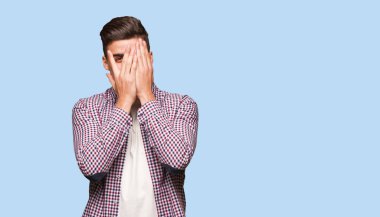 Genç serin adam endişeli ve korkmuş hissediyor