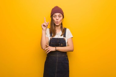 Genç hippi kadının harika bir fikri var, yaratıcılık kavramı.