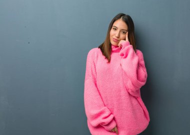 Genç modern kadın bir fikir düşünüyor