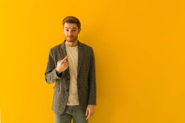 Genç kızıl saçlı iş adamı gelmeye davet ediyor