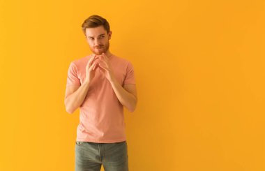 Genç Redhead adam bir plan hazırlamak