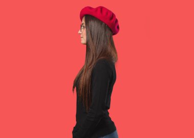 Yan taraftaki genç sanatçı öne bakıyor.