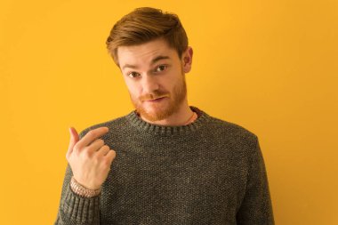 Genç kızıl saçlı adam yakın plan çekime davet ediliyor.