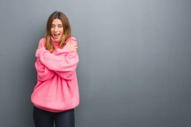 Genç Rus doğal kız düşük sıcaklık nedeniyle soğuk gidiyor