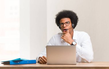 Genç pazarlamacı, siyahi adam yorgun ve sıkılmış.