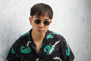 Yazlık kıyafet giyen genç Çinli çok kızgın birini azarlıyor.